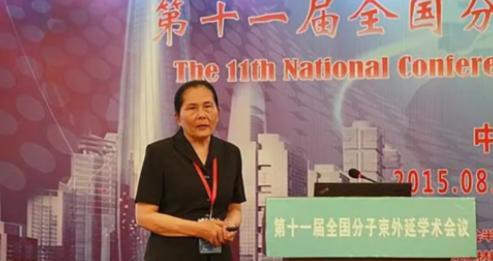 1958年的冬天，上海长宁区一栋老式红砖楼里，年轻的李爱珍裹着厚棉袄，哈着白气，
