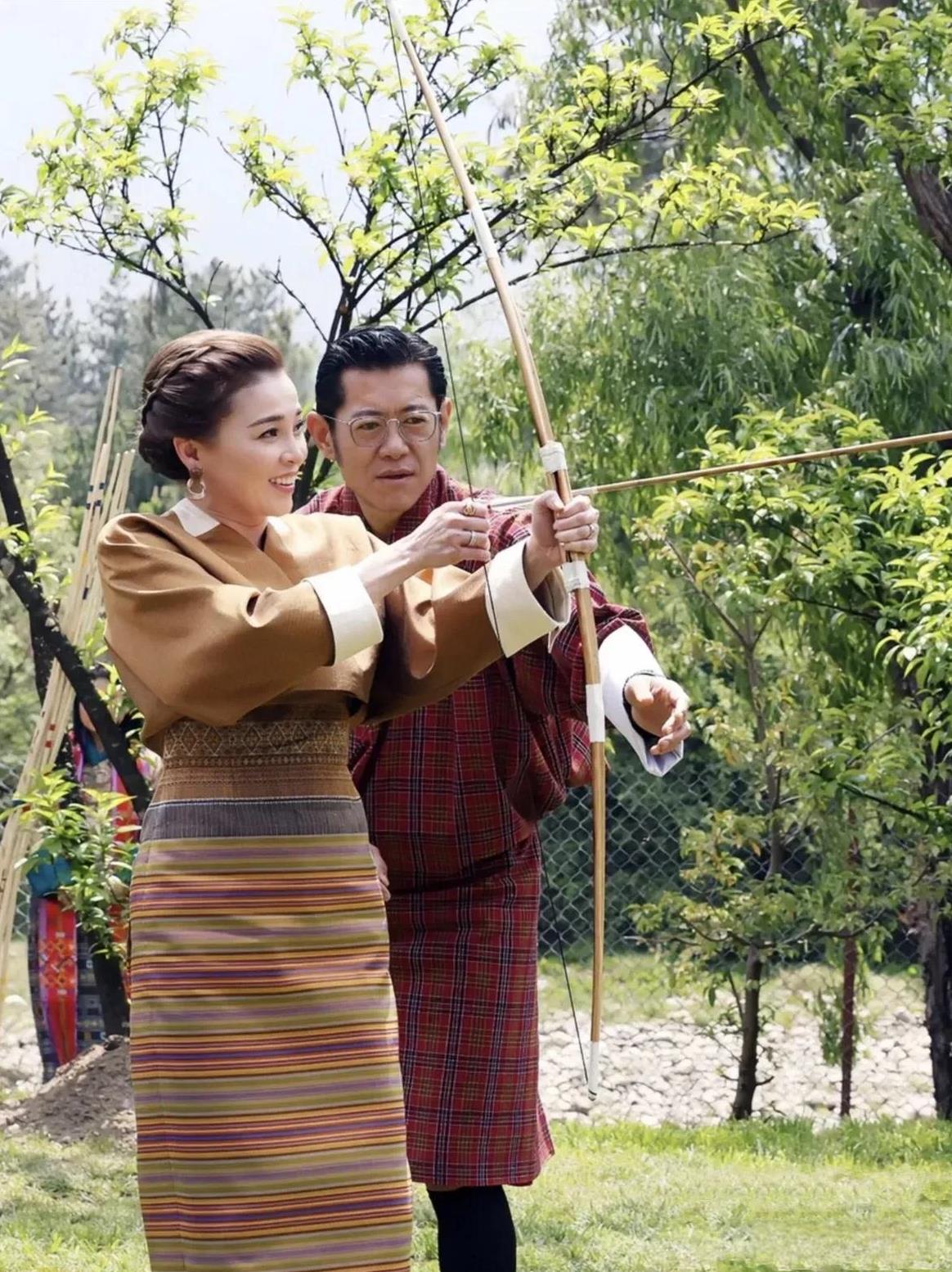 真不怪她能打败泰王的三千佳丽，稳坐皇后宝座，她是“十八般武艺，样样精通”啊！
泰