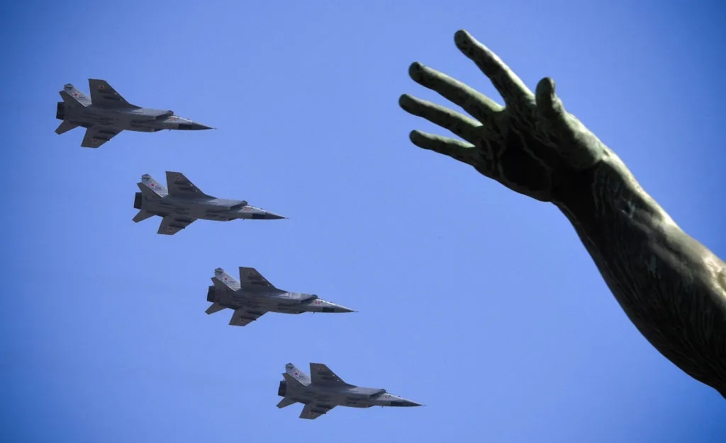 乌特种兵深夜11点奇袭俄军机场，俄军一架米格-31K战机，一架苏30在基地内被炸