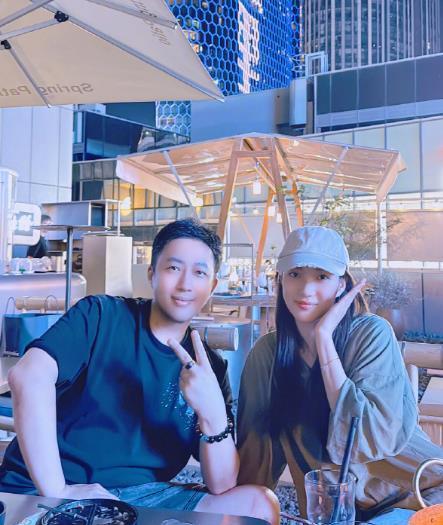 #于正为赵嘉敏发声# 于正为旗下艺人，前SNH48组合姐姐赵嘉敏发声。于正安慰赵