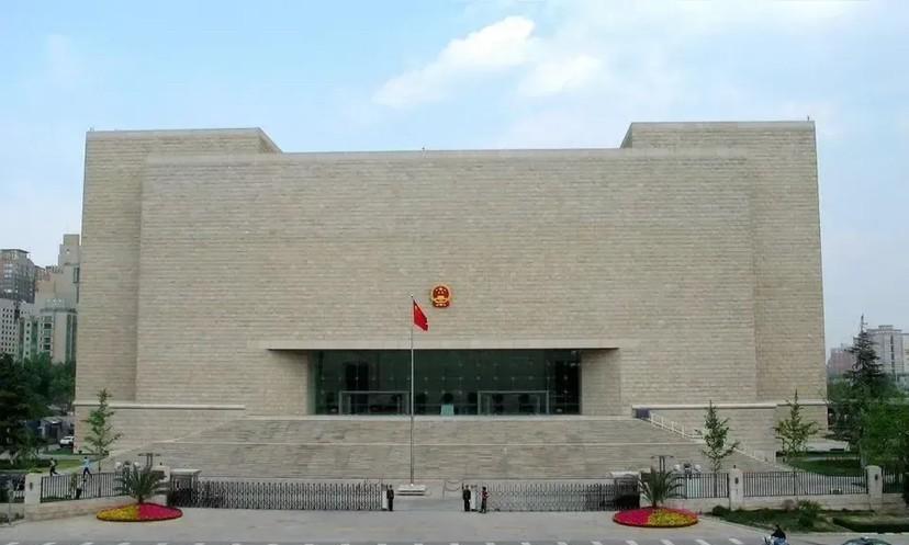 骑电动车带着女儿路过法院门口，我告诉孩子说，这个高大整洁的新楼是法院
孩子问“妈