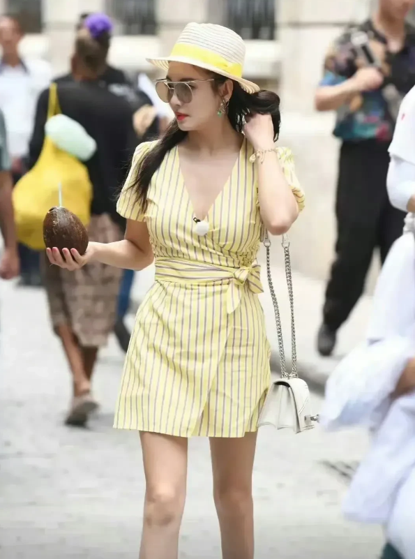 张雨绮的条纹连衣裙照片，张雨绮的美还是属于比较熟女系的美，在电影《美人鱼》中的造