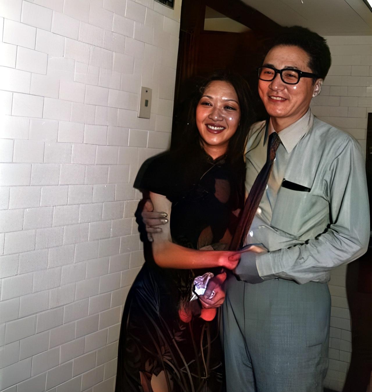 这是大文豪李敖与大明星妻子胡因梦在一起。两人的婚姻仅仅维持了三个月。在未结婚以前