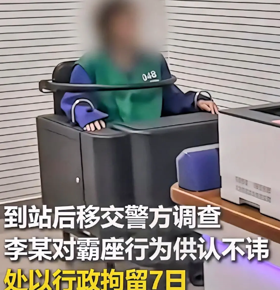 无票乘车，竟然还强占他人座位，而且态度嚣张，肆无忌惮，当着警察叔叔面还要报警，当
