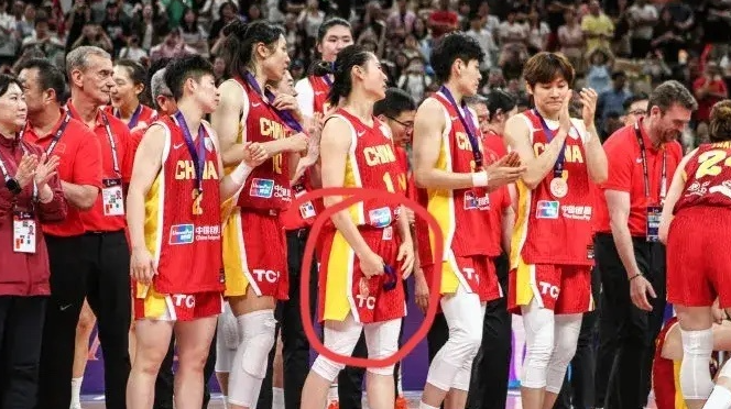 女篮亚洲杯颁奖的时候发现这个细节没？

王思雨在仪式结束后，第一时间把铜牌摘了下