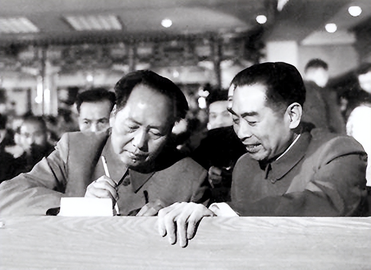 拉出去枪毙”！毛主席的一声断喝，惊得在座的周恩来和聂荣臻都赶紧从沙发上站了起来。