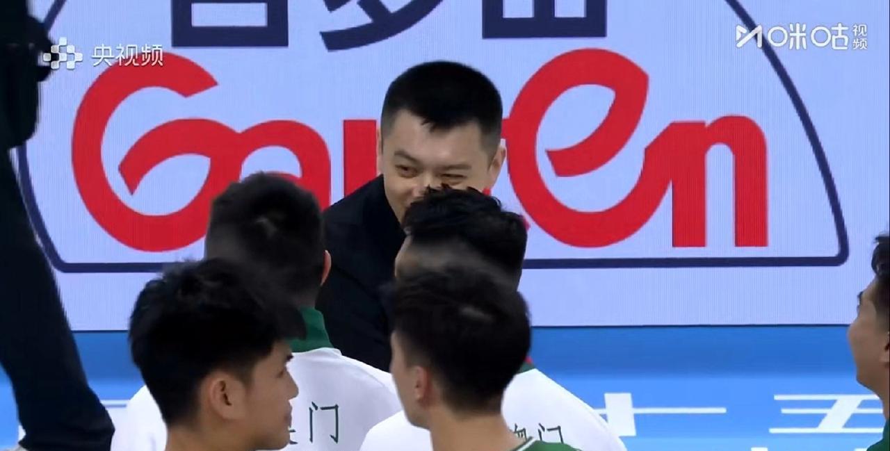 辽宁男篮以德服人，篮球大省风范，大胜澳门队64分后，还配合对手的请求全队大合影，