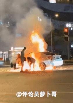 心态是真的好！
自家车烧了，这一家三口人竟然乐得跟过年一样，尤其是小男孩蹦蹦跶跶