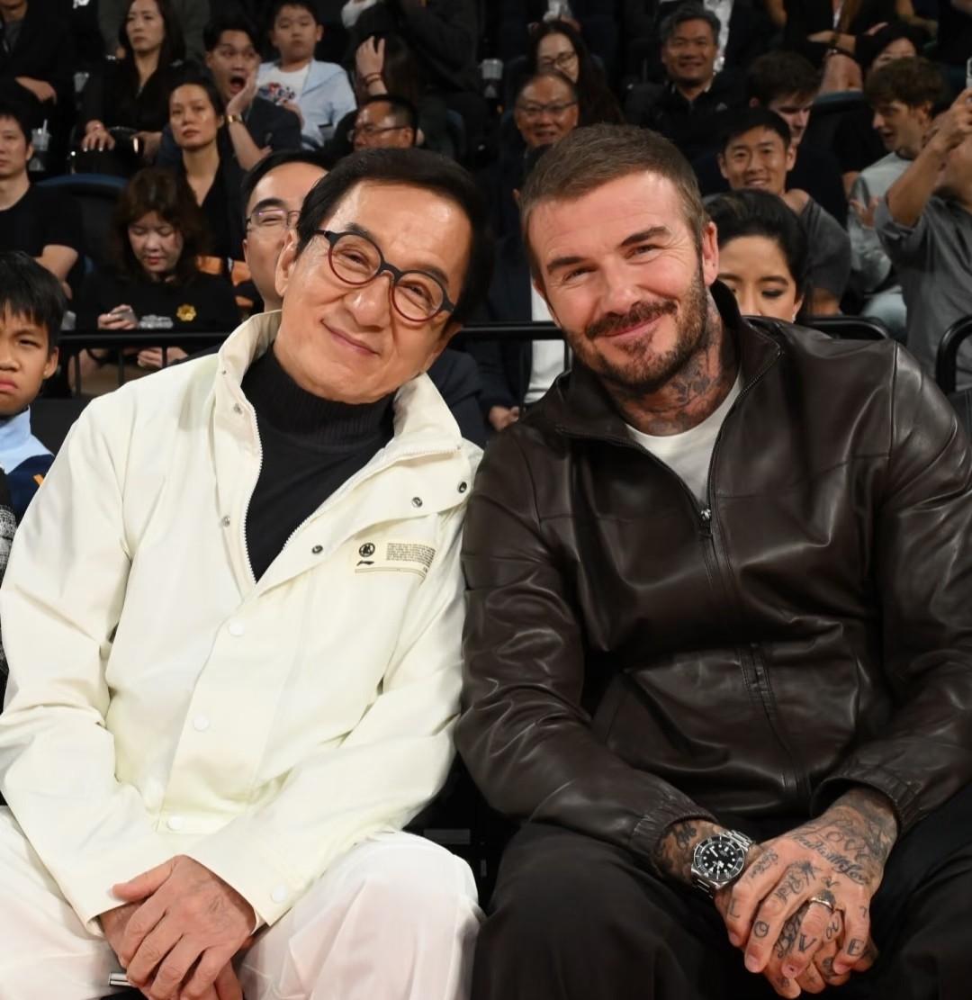 成龙大哥现身NBA中国赛澳门站，一身白色休闲装，真看不出已经71岁了！
这次澳门