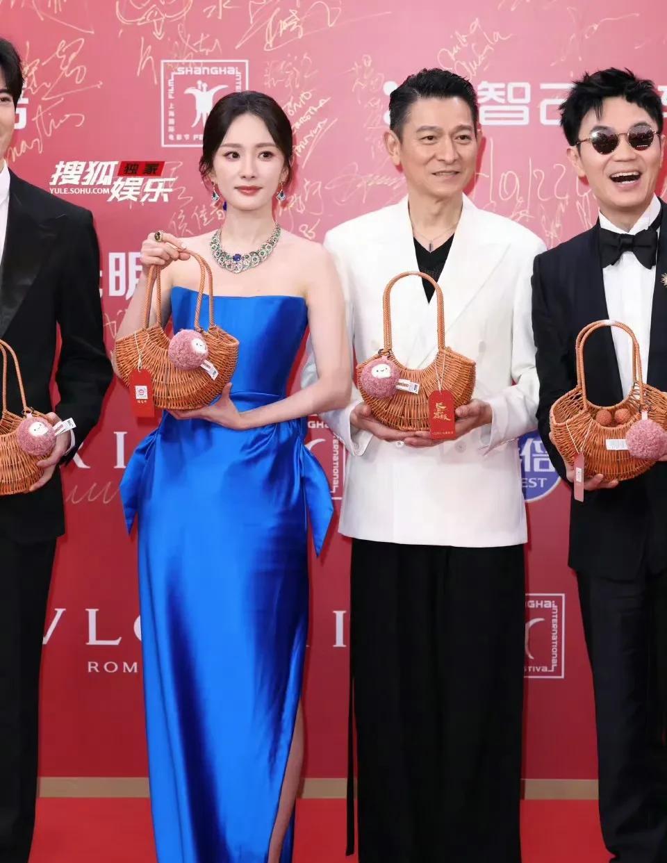 上影节后台合影，咖位太明显了！
今晚，上影节的红毯很亮眼，后台休息区一样精彩，杨