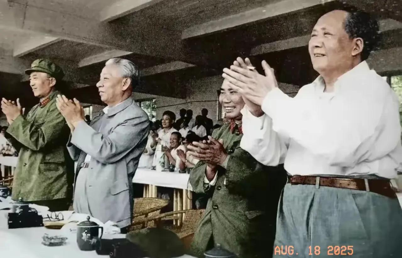 珍贵的一张照片。
1964年，在那场意义非凡的全军大比武汇报导演现场，气氛热烈而