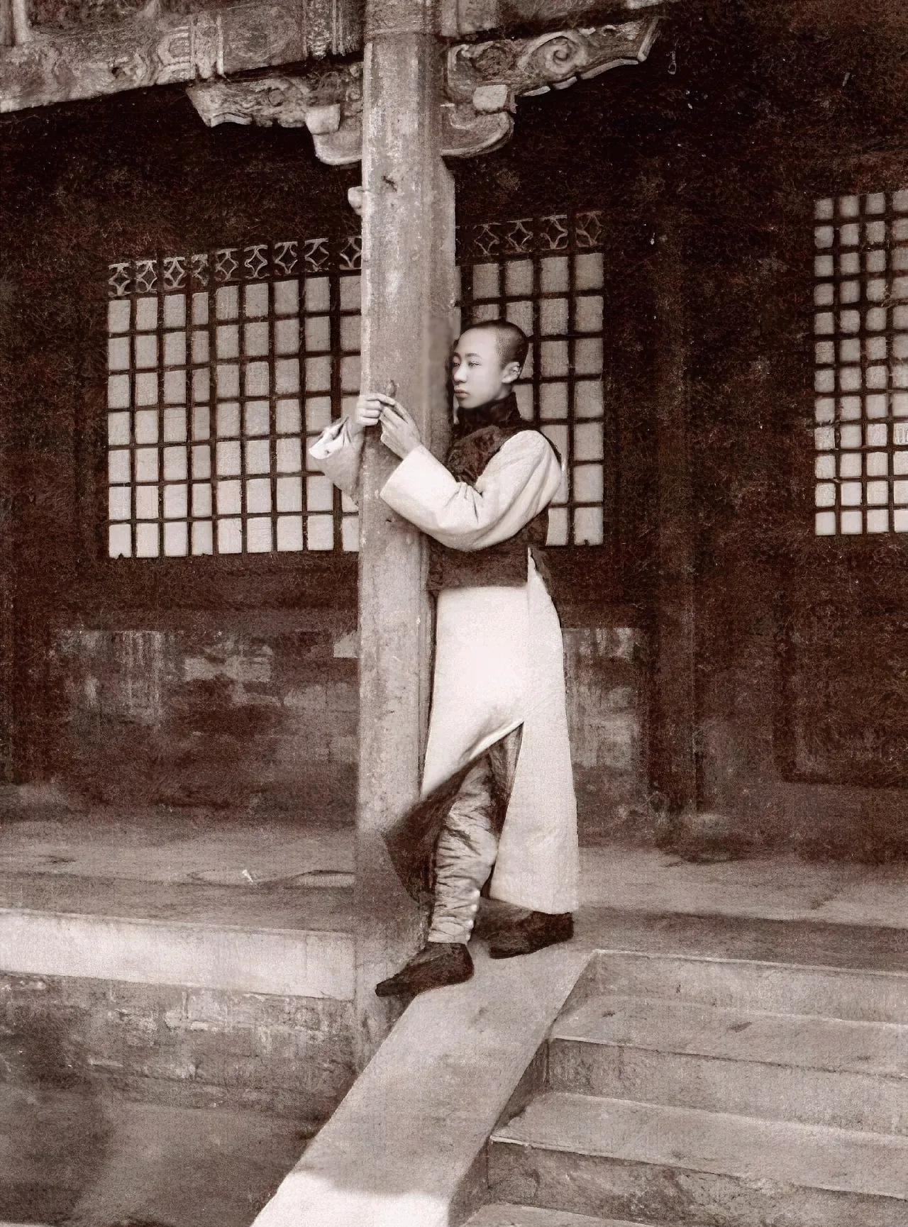 您能认出这位清秀少年吗？
这位满清少年，满满的书生气质。
此刻抱着柱子，双目似张