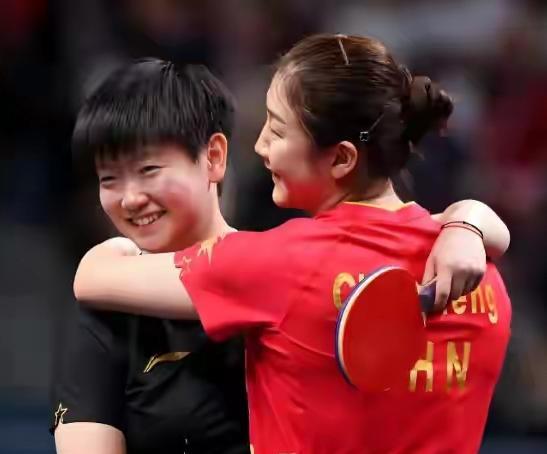 东京奥运会，陈梦和孙颖莎双双获得乒乓球女单的冠亚军，比赛结束后，姐妹俩拥抱在一起