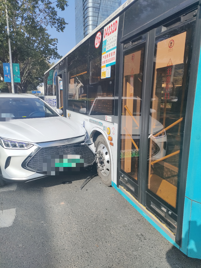 撞上公交车了
各位哥 ，跟公交车撞上了，我的车左侧前脸损坏严重 ，公交车司机问我
