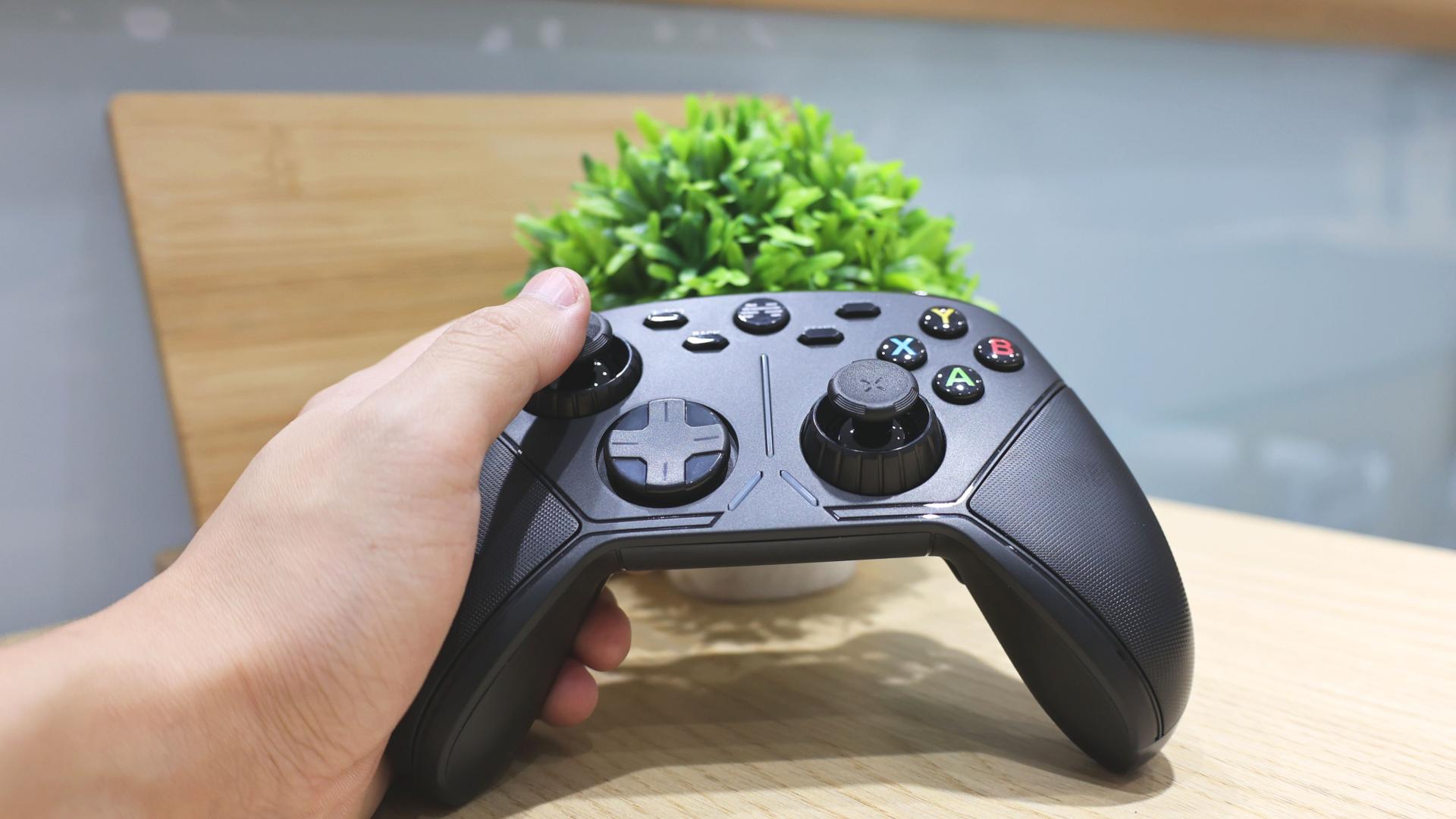 2.4G无线游戏手柄方案开发，采用XL2417D+XL2417U芯片，集成单片机和USB