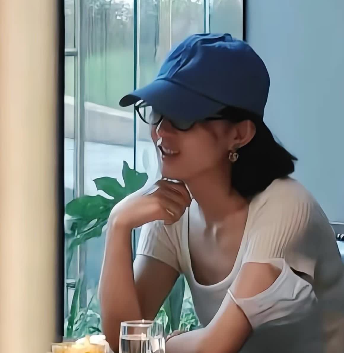 赵丽颖在外就餐，穿短袖戴帽松弛惬意，有网友偶遇了赵丽颖，她正在外面就餐和友人交谈