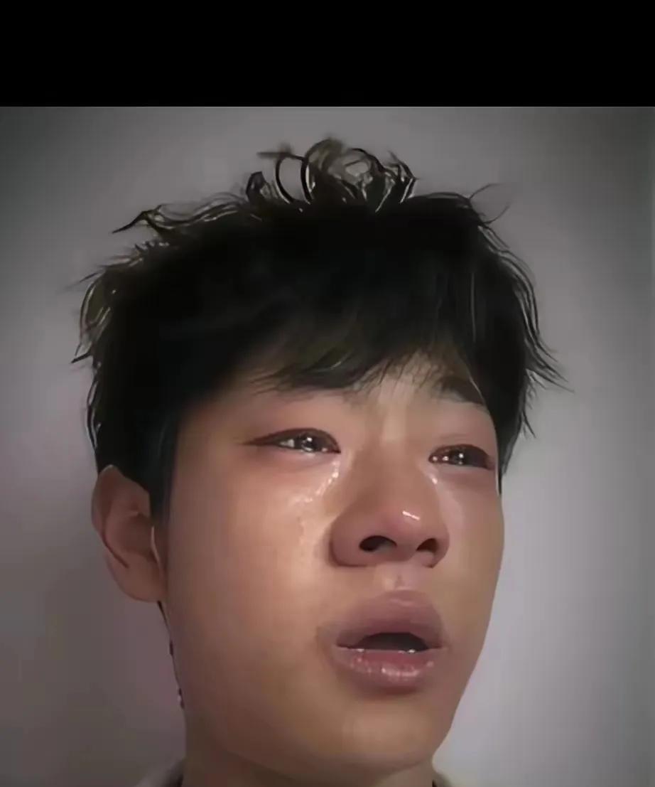 姜润泽哭了！！！
这孩子终于是遭受到了社会的毒打！这下子见识到了社会的残酷性，他