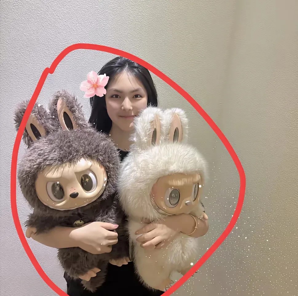 李湘女儿也跟风买了几个大的泡泡玛特，这东西死贵了。估计没二三十万拿不下来。