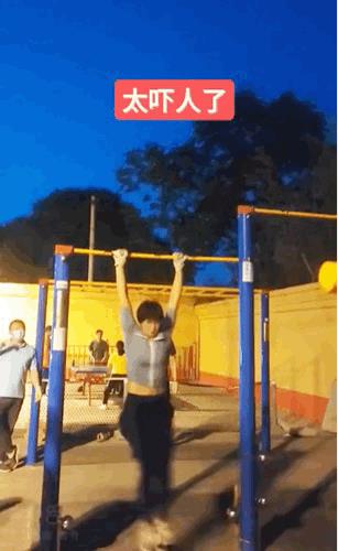健身器材这么玩儿，太危险了[恐惧]