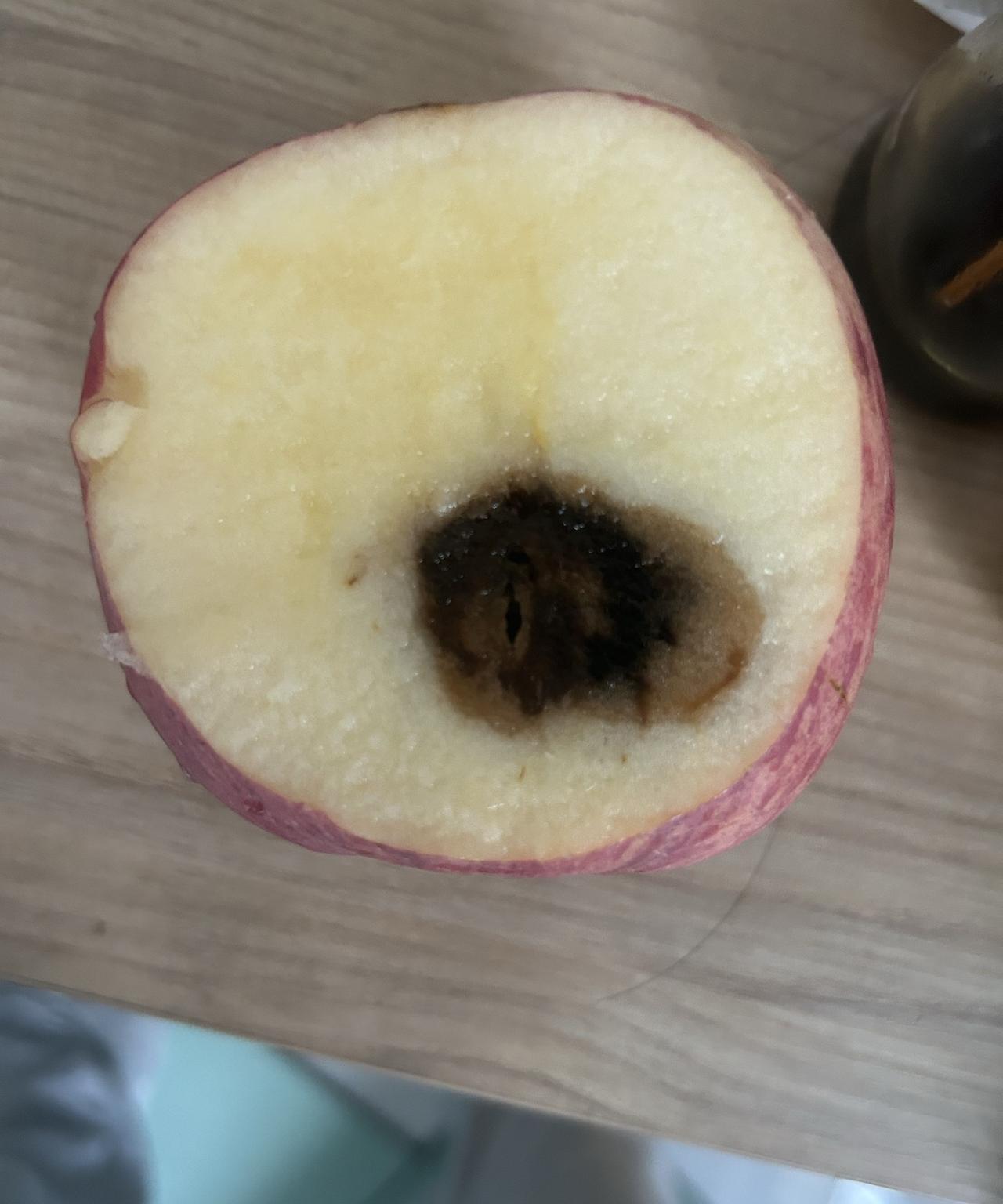昨天在某超市买了四个苹果，回到家后孩子马上就切开准备美美吃苹果呢！妈妈，妈妈，苹