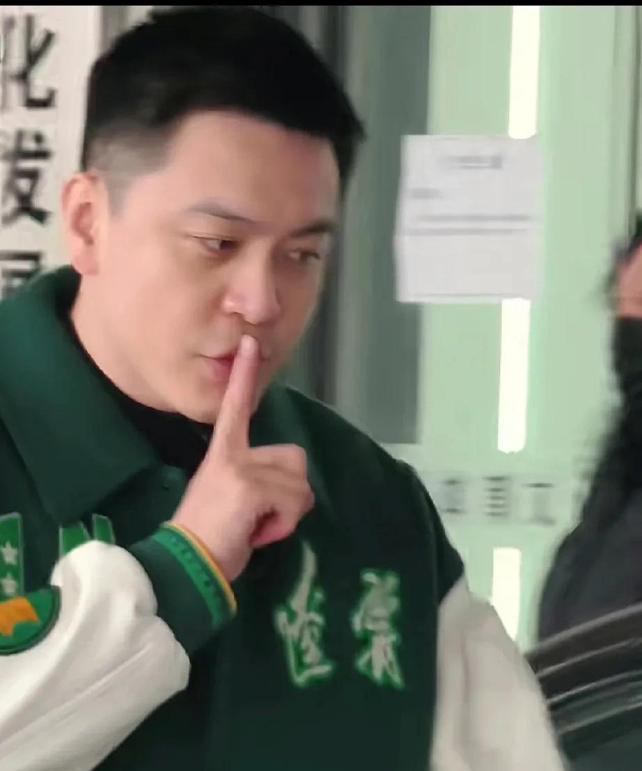 辽宁男篮众将士表情严肃，全力备战季后赛
辽宁男篮通过最后一场的拼搏顺利晋级1/4