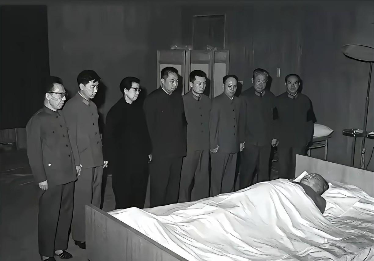 这是毛主席刚刚逝世前的一张罕见照片！时间永远定格在1976年9月9日0时10分。