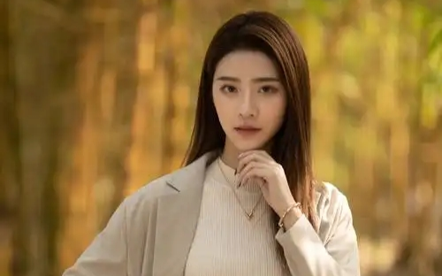 亲家生日宴女儿让我结账，我用志愿者奖励券时她嫌我穷酸，可我刚支援她一百五十万