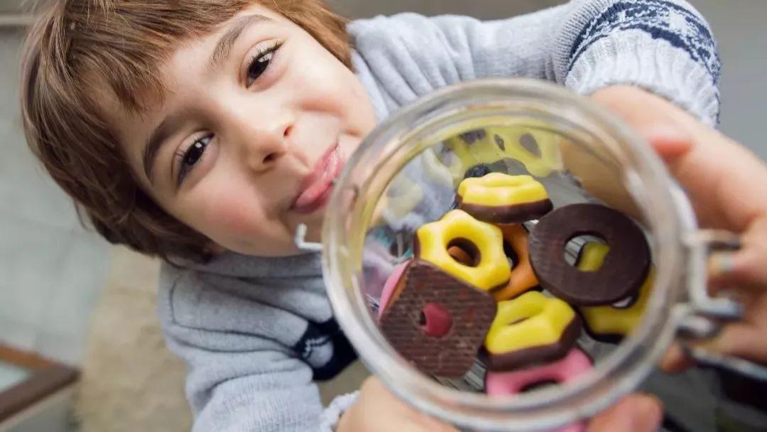 别用“交换”驯化孩子，那是世界教他妥协的第一课