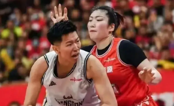 四川女篮主力韩旭今晚不能打，背水一战的四川队更加困难重重。科科尔和黄思静在第三节