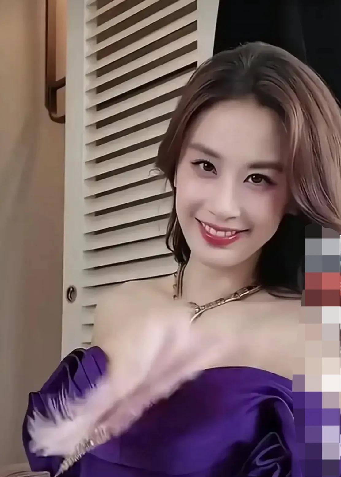 她们俩一个是高知家庭出身的独生子女，一个是农村出生有兄弟姐妹多，两个人的颜值，气