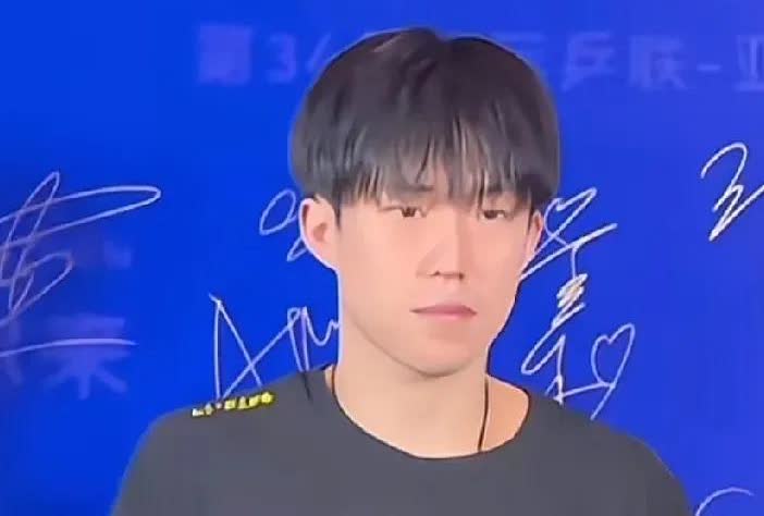 签名的时候是孙颖莎先去的，王楚钦晚了几分钟才到，然后一直在台上找孙颖莎把名字签到