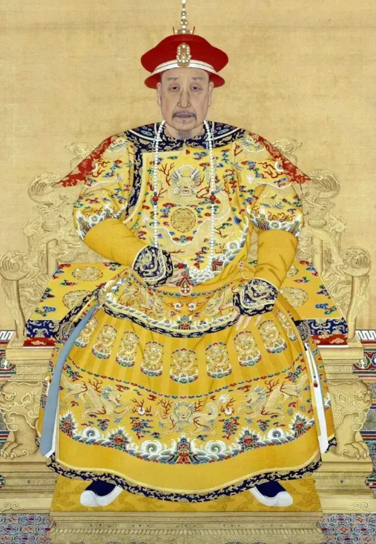 乾隆很喜欢一个琉璃的屏风

结果宫里太监在打扫的时候，一不小心摔了

敬事房赶紧