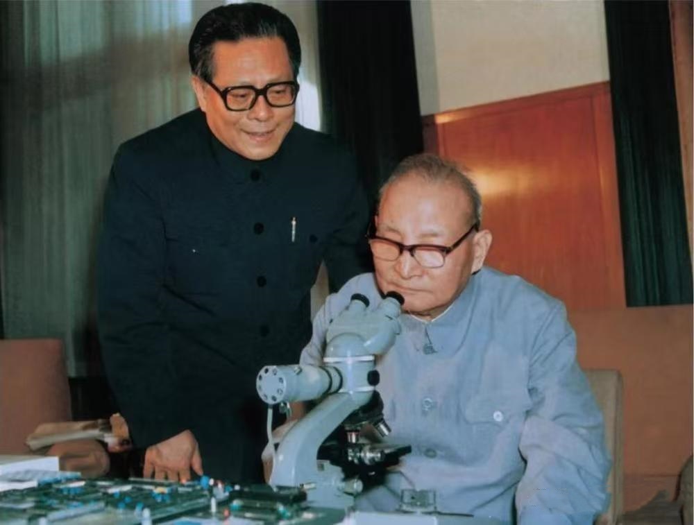 1989年十三届四中全会召开，江同志当选为总书记。之前邓小平提议江同志作为第三代