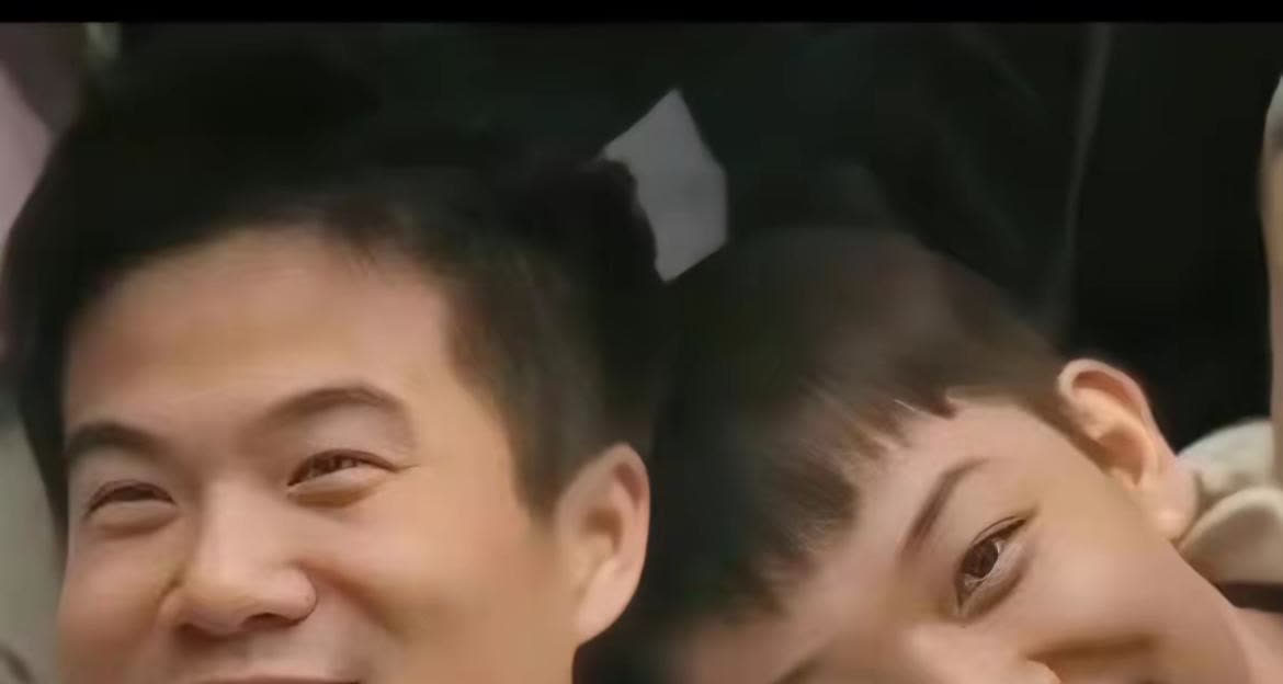 前3张照片，
是宇辉与董董在甄选的留影。

那时，董董是个迷弟，
守护着