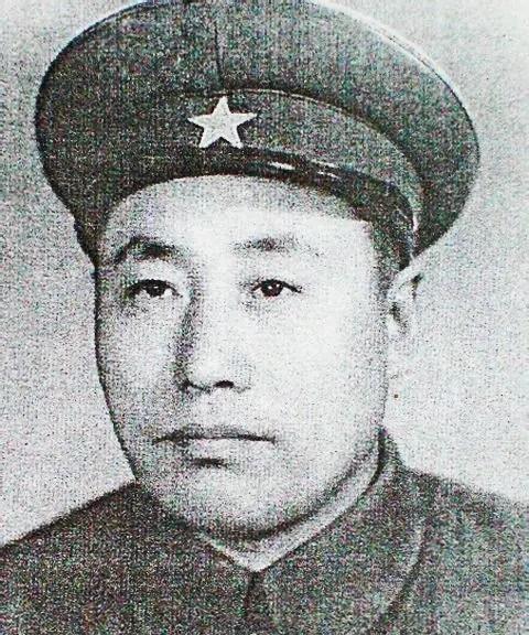 1944年，东北抗联将领于天放在黑龙江绥棱县被日军抓捕。夜里，他借口上厕所，抄起