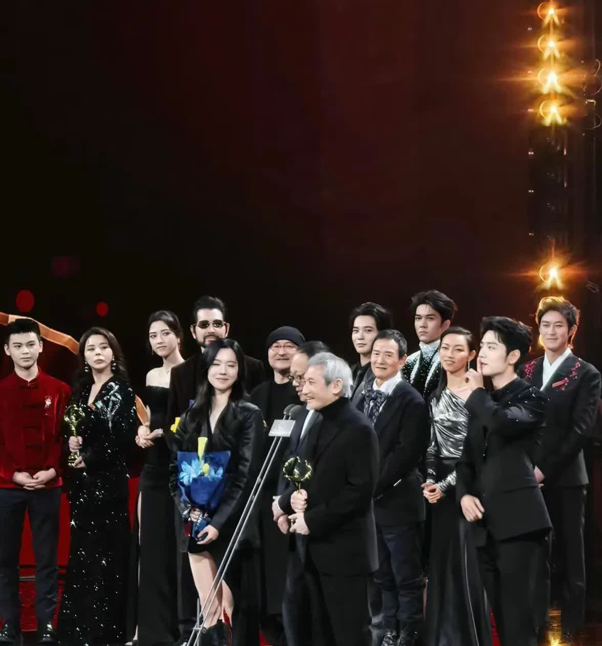 什么叫做顶流？看看肖战就知道了
观众的呼声和其他明星的眼神骗不了人
《射雕》