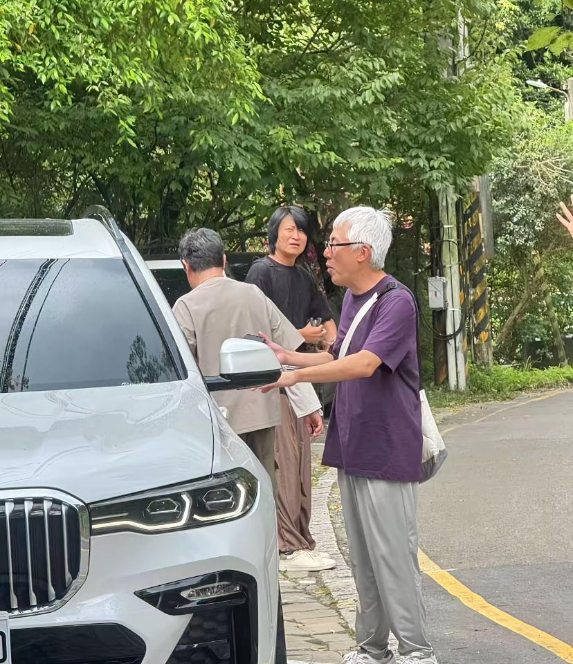 这两位著名歌手，
有人认出来是谁了吗？
长头发的应该是游鸿明吧，
白头发的看着像