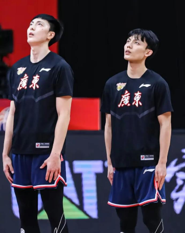 中国球员必须要有顶着防守人投篮的技术。
给我的感觉中国球员平时都不练习投篮似的，