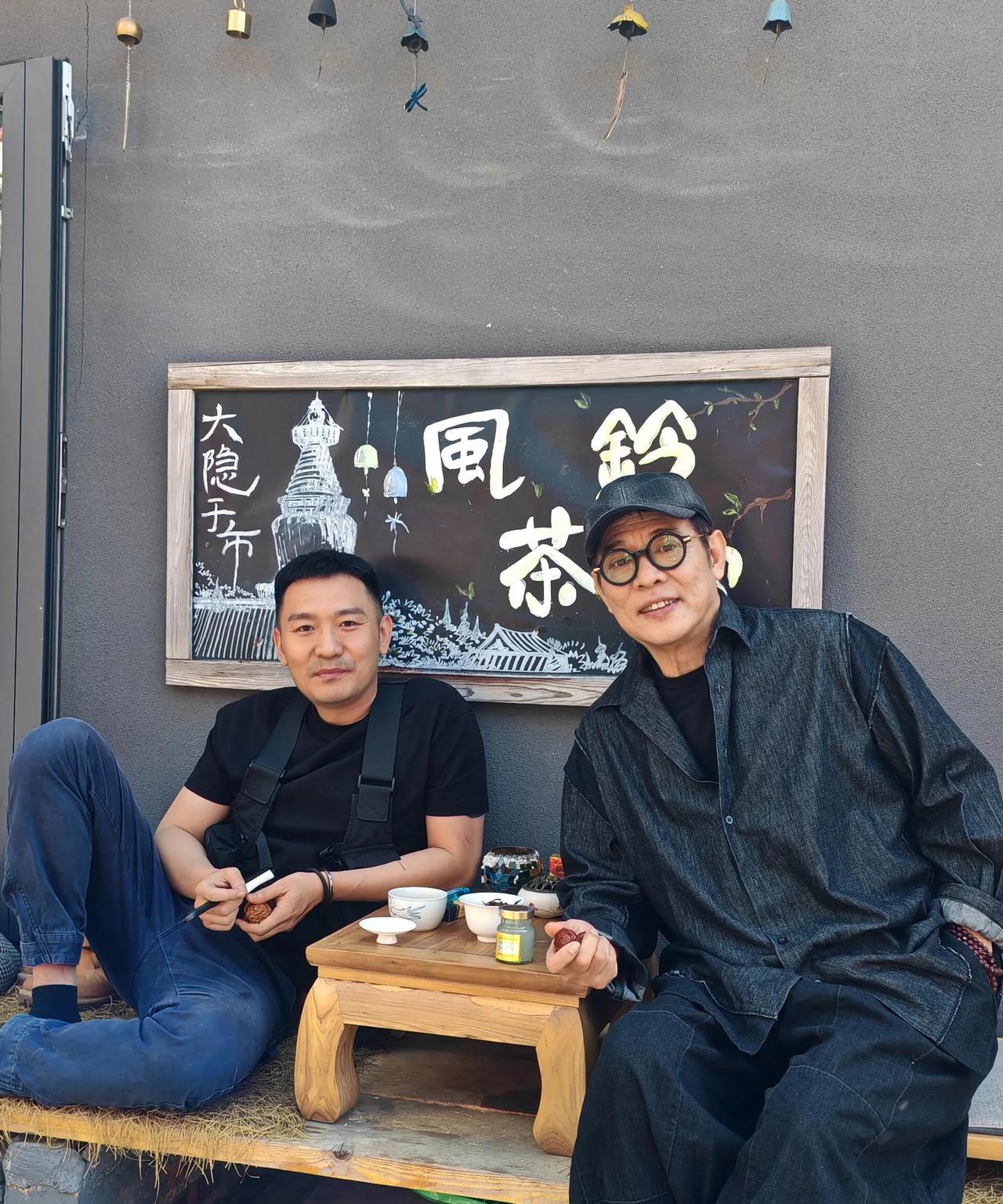 网友分享与李连杰合影！照片中李连杰身体健康精气神儿十足！两个人有说有笑，画面十分