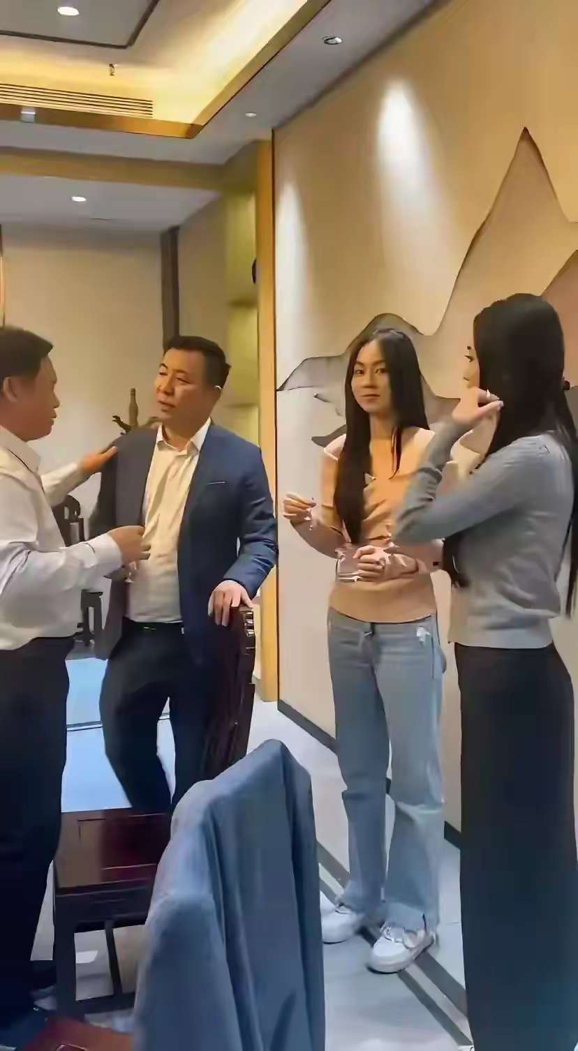 老板谈生意为什么都喜欢带女下属？