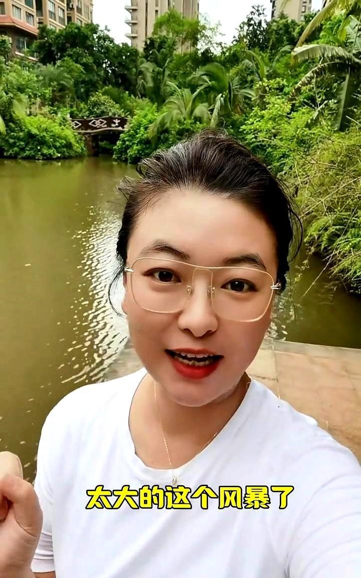 海南台风拐弯了。
海南1号台风"蝴蝶"转向的消息让所有人松了口气。做荔枝生意的王