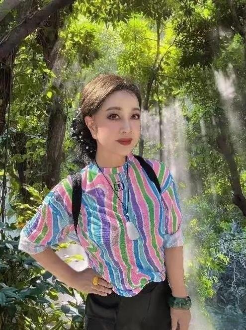 被70多岁的刘晓庆狠狠地惊艳了，这么大年龄了，还是这么有气质，不怎么显老，看着就