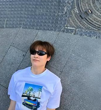 中国女篮球员杨力维晒出了自己游玩西班牙的欢乐时光，她配文写道：游玩西班牙。
中国