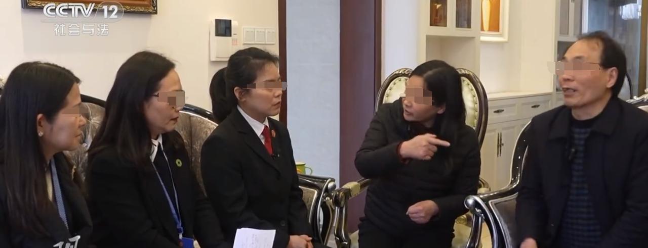 四川一女子有智力障碍，在她29岁时突然获得了百万巨款，4位亲人突然出现争相要照顾