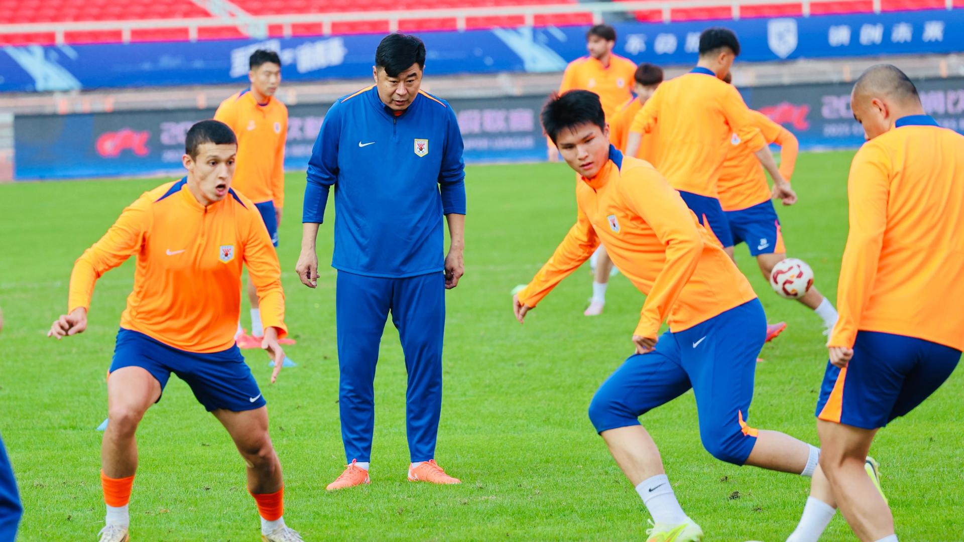 望岳直击泰山队赛前23人训练