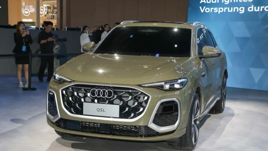 奥迪Q5L疯狂加长！后门快赶上前门长，为空间牺牲比例值吗？