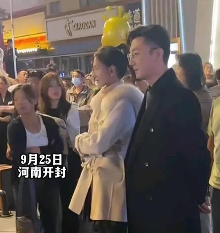 网友偶遇苏小玎在河南鼓楼夜市拍戏，结果直接笑晕在网友的评论区了。
只能说苏小玎饰