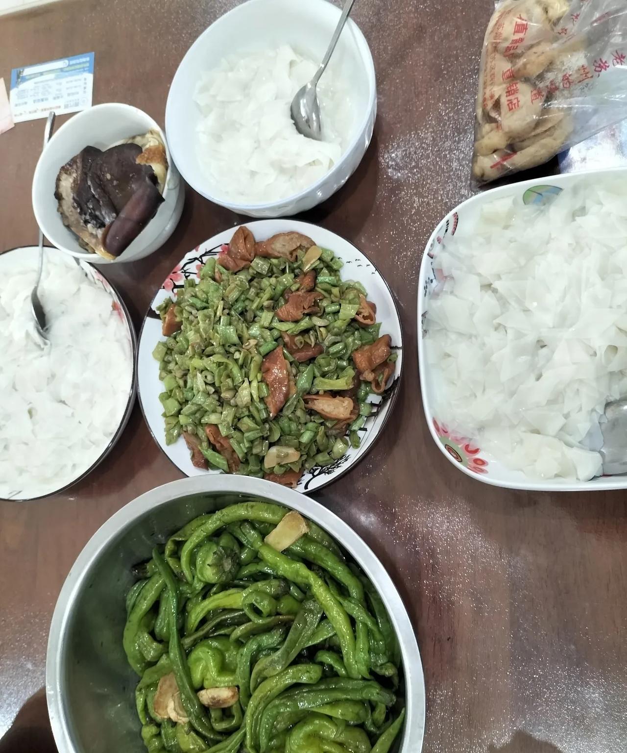 这种主食，饭菜。南方人闻所未闻。还是山东的饭好吃啊！
回家第二顿饭，午饭。
菜是