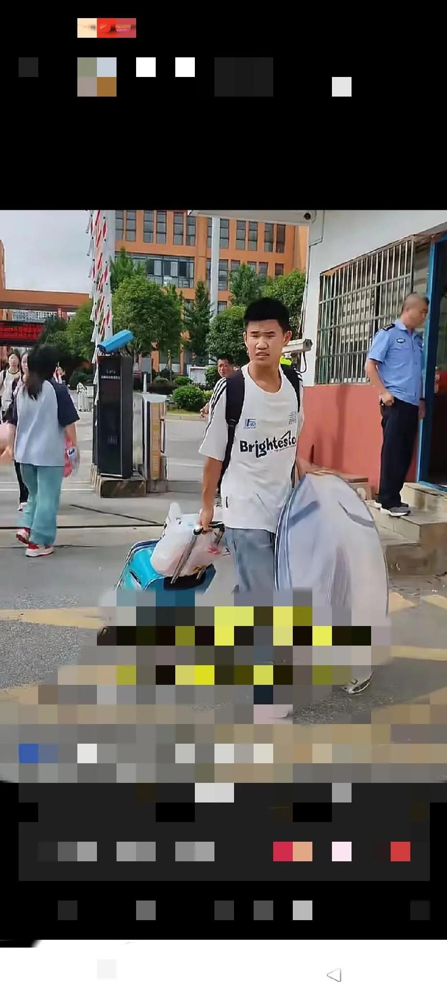 时下很多高考生家长都对高考很紧张，待考时千叮万嘱慌考砸，送考时五花八门造势拿彩头