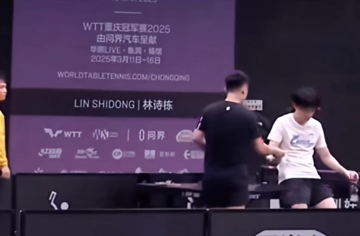 就问图二这件盖在头哥王楚钦身上的衣服是谁的吧？！盖在他腿上的大毛巾，我们知道是头